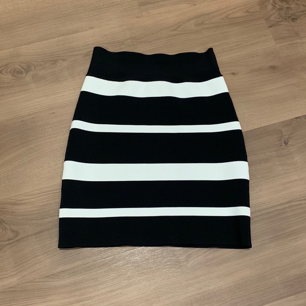 BCBGMAXAZRIA black/white striped Power Skirt- Sz M